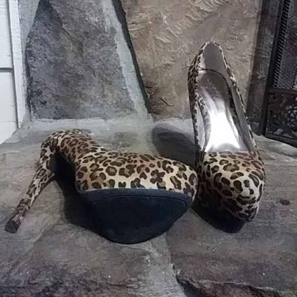 - ⭐HP⭐Animal Print Platform Heels - Picture 3 of 4